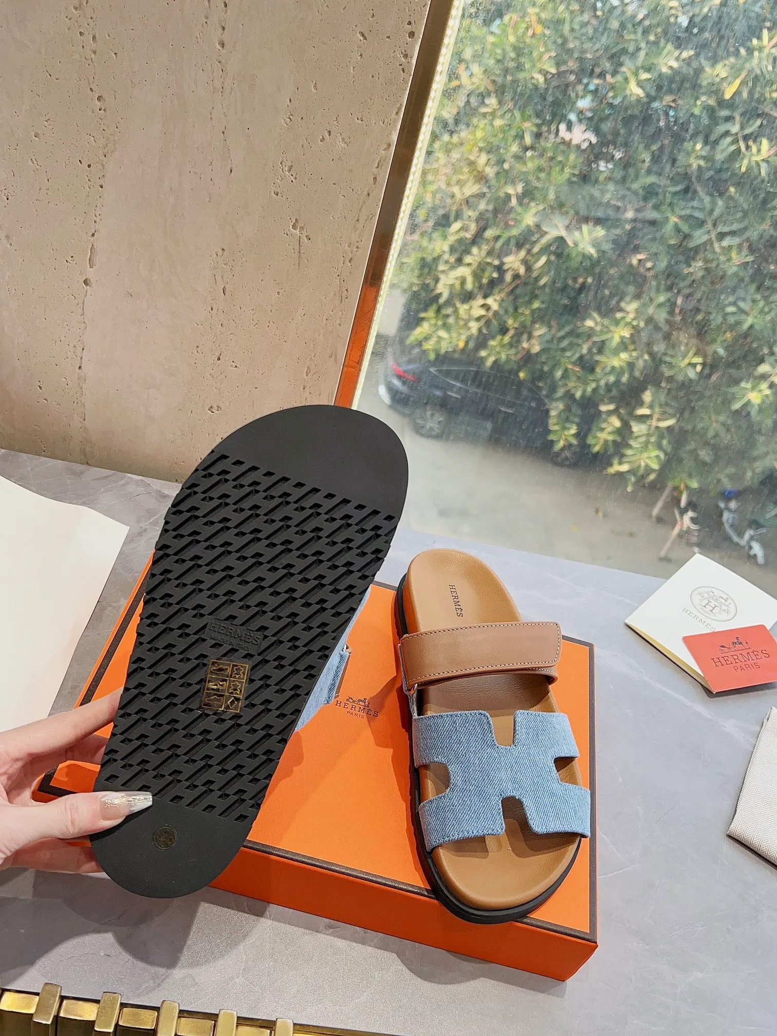 👟👟Ex-factory price 440👟👟 Men's size +10 H family 2024 spring and summer new style HERMES Hermes' recently popular couple's shoes, pig nose angle sandals and slippers, paired with various colorful socks, extremely trendy. Upper lining: imported original material. Outsole: non-slip and wear-resistant outsole. Size: Female 35-42 (40/42 non-returnable and non-exchangeable) Men’s size: 39-45 (45 is non-refundable and non-exchangeable)